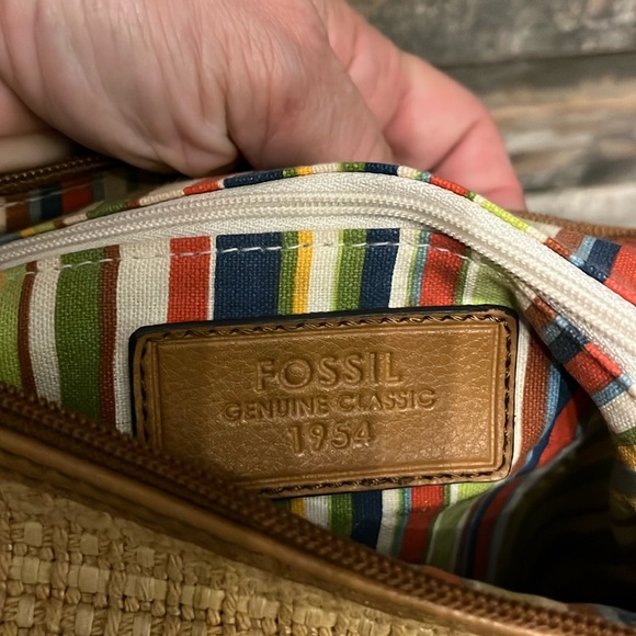 Fossil Woven Shoulder Bag
Purse Beige Leather Trim
Striped Lining - Picture 10 of 12